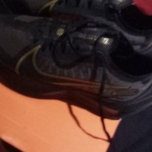 Black and gold Nike shoes size 7